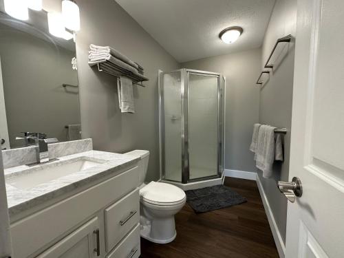 Koupelna v ubytování Our Cove Retreat - Perfect for Swimming, Tanning & Prime Location Fun!