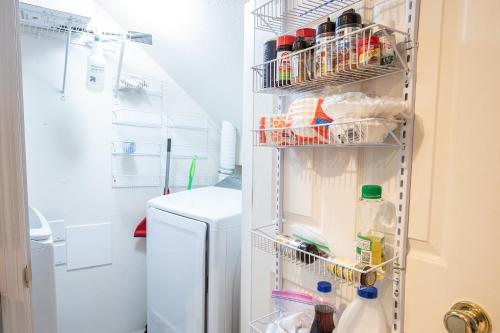 ein Kühlschrank gefüllt mit vielen Lebensmitteln und Getränken in der Unterkunft Two Condos Nestled In The State Park With Amazing Views in Laguna Beach