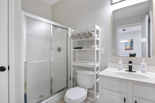 Steps to Water, Serene View, Updated Condo Family Fun w/ 3 Pools in Camdentonにあるバスルーム