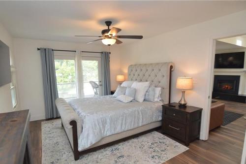 Postel nebo postele na pokoji v ubytování Newly Updated in a Private Cove, with Firepit, Flat Lawn, Dock, Boat Slip & Kayaks in Osage Beach