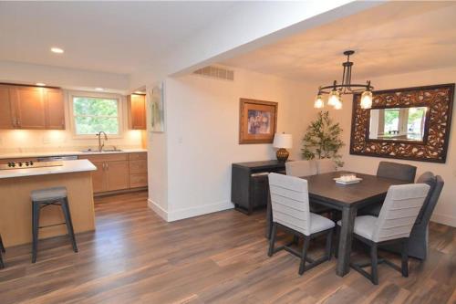 Kuchyň nebo kuchyňský kout v ubytování Newly Updated in a Private Cove, with Firepit, Flat Lawn, Dock, Boat Slip & Kayaks in Osage Beach