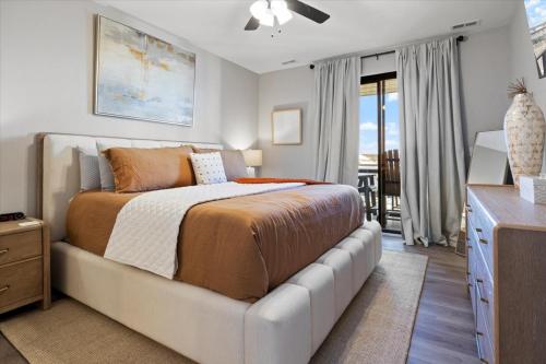 Un dormitorio con una cama y un balcón. en Upscale Lakeside Condo with Extraordinary Amenities at Topsider in Osage Beach 19mm, en Laguna Beach
