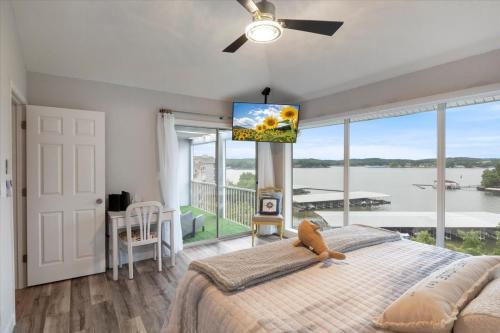 Postel nebo postele na pokoji v ubytování Penthouse Level Condo w/ Lake & Pool Views, Tennis & Pickleball