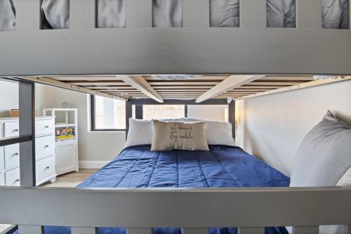 En eller flere senge i et værelse på Scenic Views, Outdoor Grill & Dine, Fireplace, Games