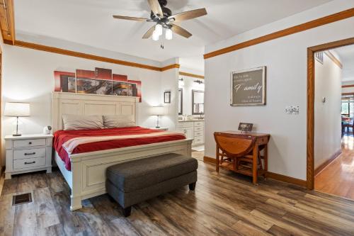 Postel nebo postele na pokoji v ubytování Stunning Lake Views, Pools, Wildlife, Pet-Friendly