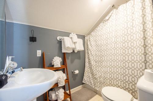 Koupelna v ubytování Penthouse Living In The Heart of the State Park