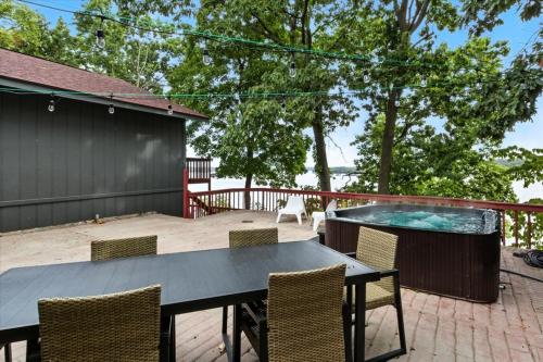 Fotografie z fotogalerie ubytování Hot Tub, Main Channel Views, Great Outdoor Spaces, Blackstone v destinaci Sunrise Beach