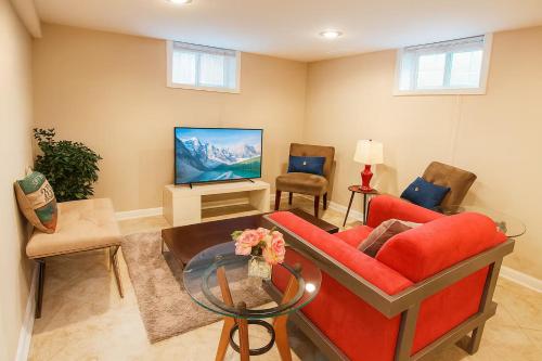 Μια τηλεόραση ή/και κέντρο ψυχαγωγίας στο Basement Falls Church Free Parking