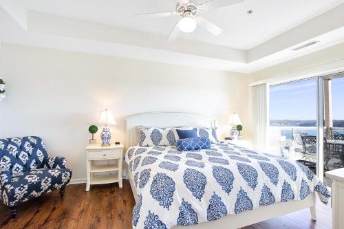 Postel nebo postele na pokoji v ubytování Upscale Condo, Amazing Views, Pools and Pickleball