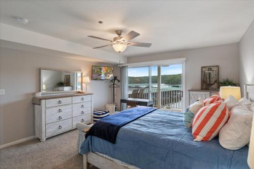 Postel nebo postele na pokoji v ubytování Lakeview Condo, Pools, Patio with Grill, Near PB2 Launch