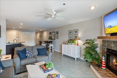 TV a/nebo společenská místnost v ubytování Lakeview Condo, Pools, Patio with Grill, Near PB2 Launch