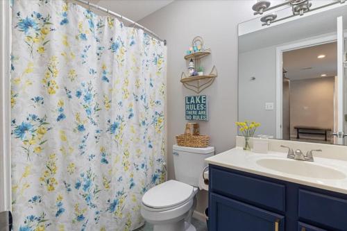 Koupelna v ubytování Lakeview Condo, Pools, Patio with Grill, Near PB2 Launch