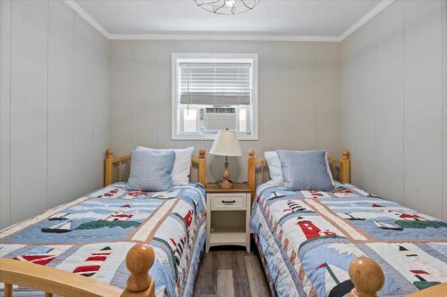 Postel nebo postele na pokoji v ubytování Perfect Family House in Osage Beach with Expansive Deck, Private Dock, & Boat Slip