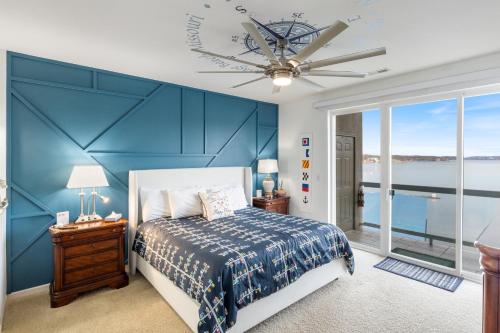 Postel nebo postele na pokoji v ubytování Nautical-Inspired Lakefront Unit w/ Awesome Views