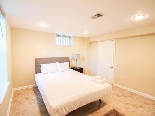 Ένα ή περισσότερα κρεβάτια σε δωμάτιο στο Basement Falls Church Free Parking