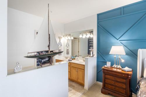 Kuchyň nebo kuchyňský kout v ubytování Nautical-Inspired Lakefront Unit w/ Awesome Views