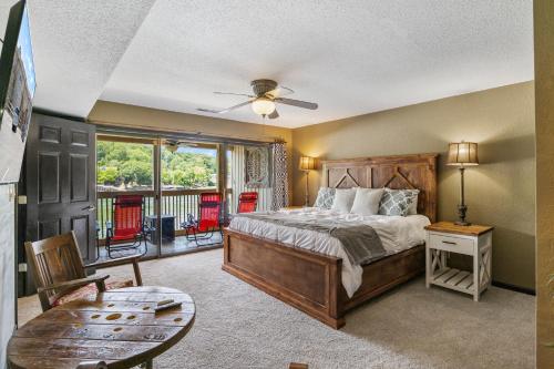 Postel nebo postele na pokoji v ubytování Stunning Views, Inviting Pools, and Endless Fun!