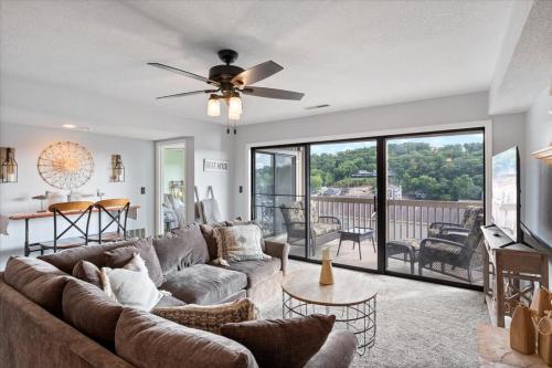 Posezení v ubytování Lakefront Condo w/ Screened Patio, 3 Pools, Boat Slip in Osage Beach