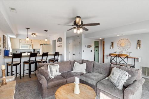 Posezení v ubytování Lakefront Condo w/ Screened Patio, 3 Pools, Boat Slip in Osage Beach