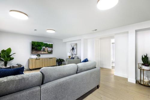 una sala de estar con un sofá y una mesa en Newly Remodeled w/ Dock, Boat & PWC Slips, Pool Table & Golden Tee, en Damsel