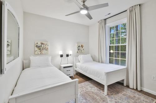 Postel nebo postele na pokoji v ubytování Firepitbbqhot Tubkingfull Kitchensmarttvpets