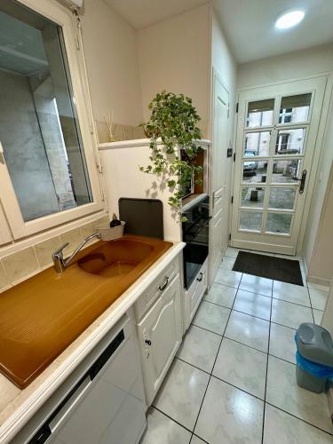 a kitchen with a wooden sink and a window at Duplex appartement in Bayeux in Bayeux