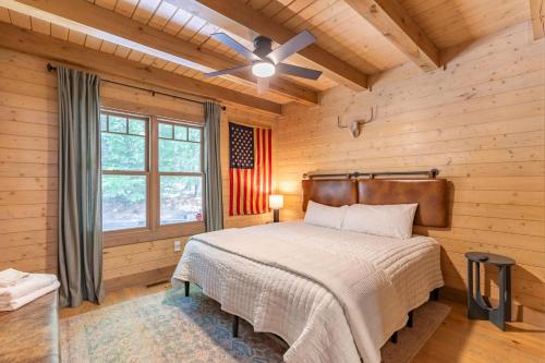 ウェスト・ジェファソンにあるQueen Ridge Cabinのベッドと天井扇風機のある寝室