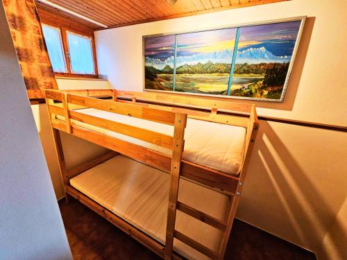 a bunk bed in a room with a painting on the wall at Ferienwohnung an der Altmühl - Apartment Hollerstein in Pappenheim