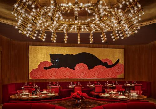 un comedor con un gato negro en la pared en Faena New York, en Nueva York
