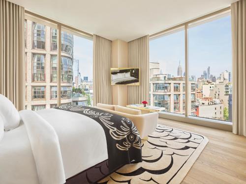 Un dormitorio con una cama y vistas a una ciudad. en Faena New York, en Nueva York