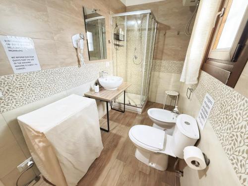 een badkamer met toilet, wastafel en douche bij Chrilu house in Catania