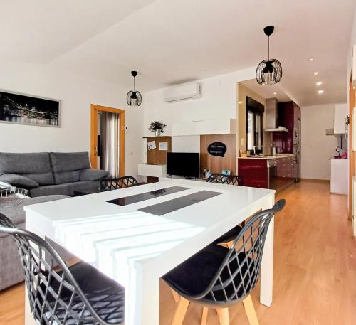 モンソンにあるÁtico en Monzónのテーブルと椅子のあるキッチンとリビングルーム