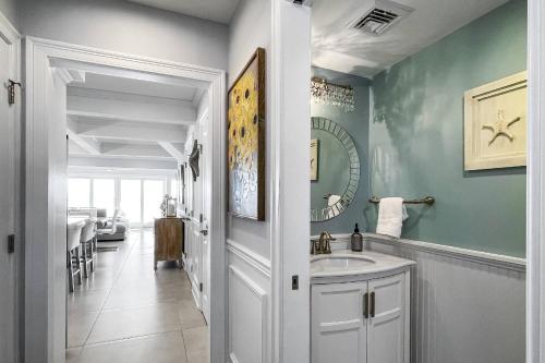 een badkamer met een wastafel en een spiegel bij Sunrise to Sunset Waterfront Retreat in Milford