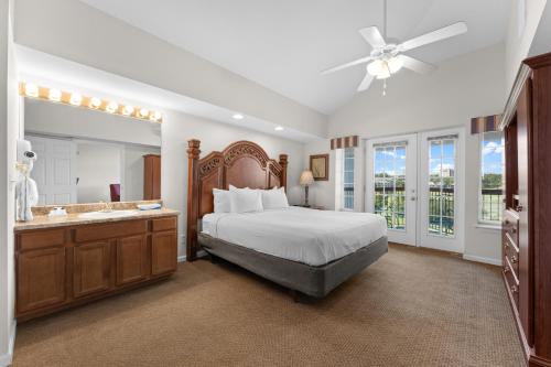 Postel nebo postele na pokoji v ubytování Grand Crowne Resort