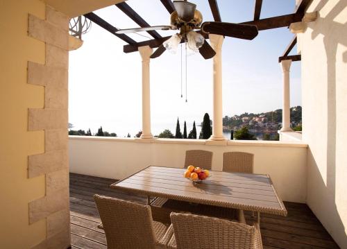 ein Tisch mit einer Obstschale auf einem Balkon in der Unterkunft Meerblick Apartment mit großer Sonnenterrasse für 6 Personen in Sumartin