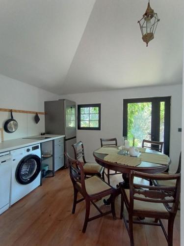a kitchen and dining room with a table and chairs at Casa do Velho Vinhateiro in Gagos