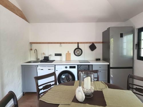 a kitchen with a table and a kitchen with a dishwasher at Casa do Velho Vinhateiro in Gagos