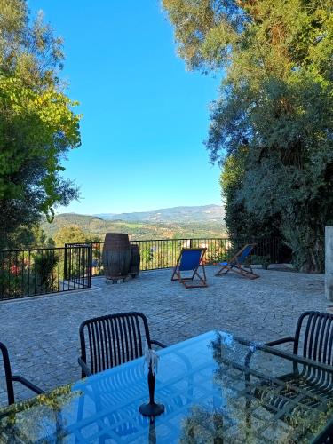 a patio with a table and chairs and a grill at Casa do Velho Vinhateiro in Gagos