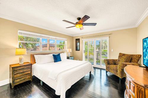 Ένα ή περισσότερα κρεβάτια σε δωμάτιο στο Waterfront Heated Pool Canal View Access Coastal Key VlLLAS