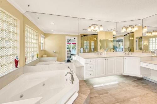 Ένα μπάνιο στο Waterfront Heated Pool Canal View Access Coastal Key VlLLAS