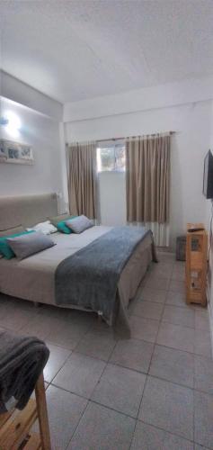 Ένα ή περισσότερα κρεβάτια σε δωμάτιο στο Acacia