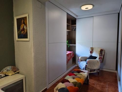 リリアにあるPreciosa y tranquila villa en Valencia con piscina privadaのリビングルーム(椅子付)