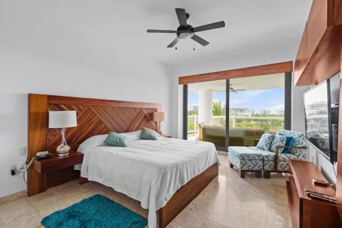 ein Schlafzimmer mit einem Bett und einem Deckenventilator in der Unterkunft Condo en Nuevo Vallarta con acceso a playa in Mezcales