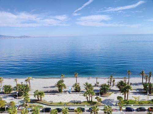 Primera línea de playa Familiar Maravillosas Vistas Piscina Wifi Reformado