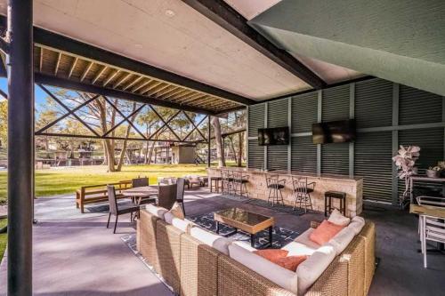 eine Terrasse mit einem Sofa und einem Tisch und Stühlen in der Unterkunft 2 Family Houses Waterfront Wurstfest Fun Sleeps 24 in McQueeney