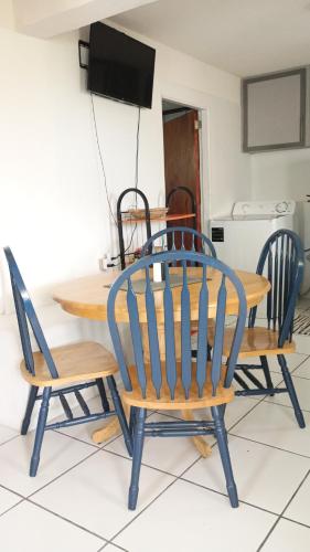 Una televisión o centro de entretenimiento en Zinnia Apartments Antigua