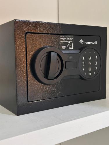 Un horno microondas negro sobre un estante. en Casa Miraflores ARM, en Lima