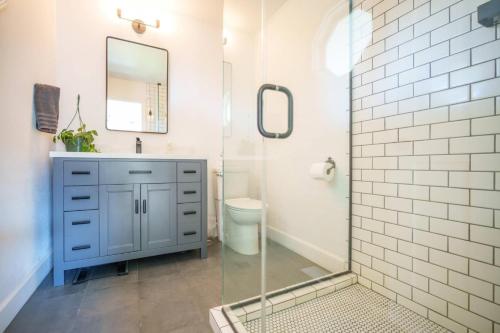 ビーバートンにあるSpruce White Houseの洗面台と鏡付きシャワーを備えたバスルーム