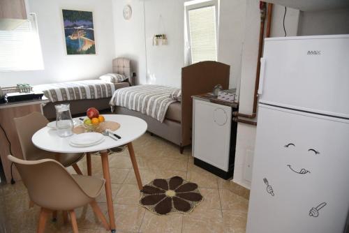 プラヴにあるVisitor view apartmentの小さなキッチン(テーブル、白い冷蔵庫付)
