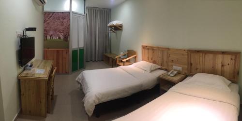 Säng eller sängar i ett rum på Semerah Garden Hotel